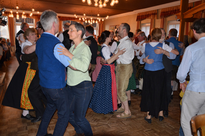 Kultur bringt Menschen zusammen, hier beim Volksmusiktanzabend