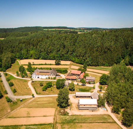 Das Stiftlanddorf im Oberpfälzer Freilandmuseum aus der Luft.