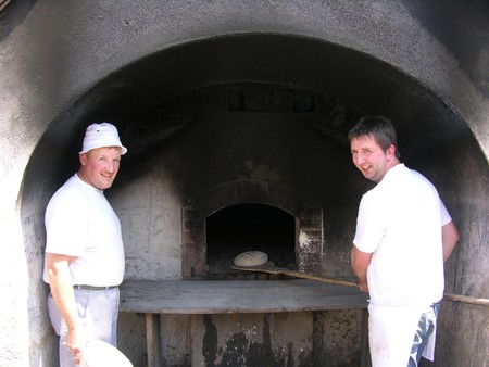 Das frische Brot kommt aus dem Steinofen