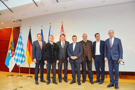 Gruppenfoto der politischen Vertreter aus Pilsen und der Oberpfalz