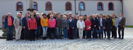 Gruppenfoto im Brunnenhof mit ca. 50 Personen