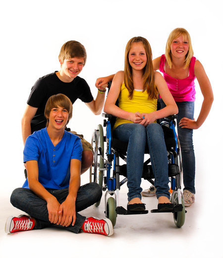 Eine Gruppe junger Menschen, ein Mädchen sitzt im Rollstuhl