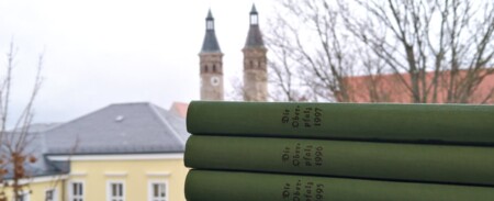 Bücher im Regal der Bibliothek