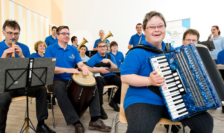 Eine Musikgruppe mit Menschen mit und ohne Behinderungniderung