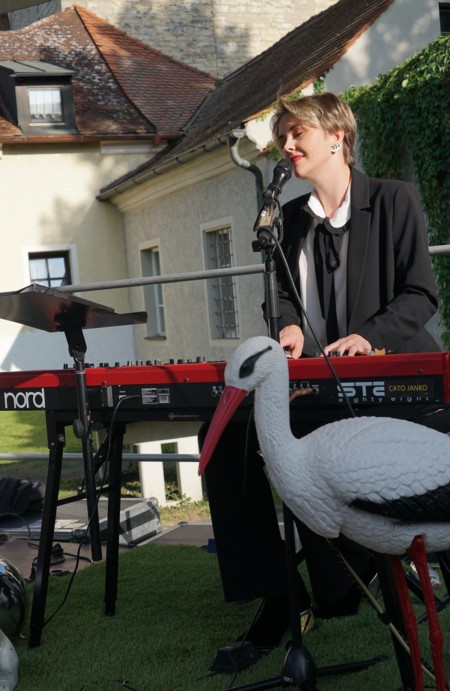 Die Lehra und Mehra Chorgruppe bei ihrem Auftritt zur Kultur-Preisverleihung im Festsaal des Klosters Walderbach