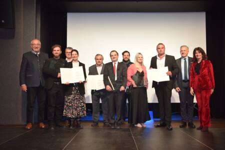 Denkmalpreis-Schild des Bezirks Oberpfalz an der Hauswand des Weismannstadels in Hemau