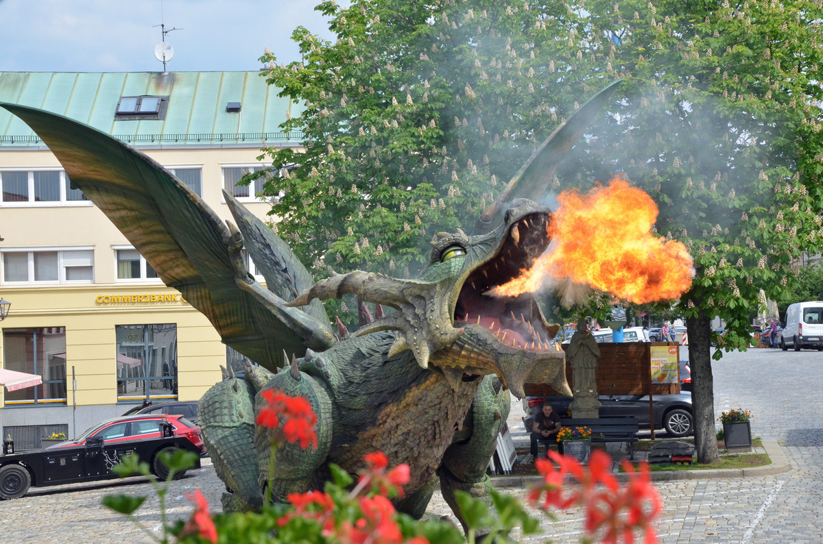 Der Drache spuckt Feuer