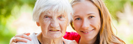 Hand in Hand mit älteren, pflegebedürftigen Menschen: 