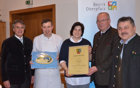 Urkunde und Schild "Ausgezeichnete Oberpfälzer Fischküche" wird verliehen.