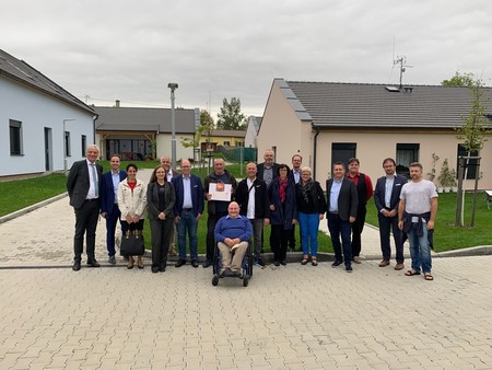 In Stod besichtigte die Gruppe das Centrum der Sozialen Dienste (CSS) mit vier Wohneinheiten. (Foto: Markus Meinke, Bezirk Oberpfalz)