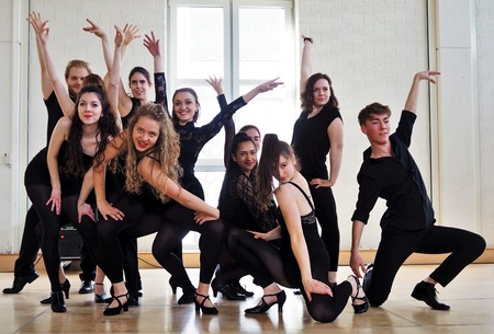 Tänzerinenn und Tänzer des Musicalensembles.