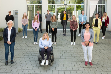 Verwaltungsleiter Hermann Krauß (5.v.li.) und Referatsleiterin Anna Magin (li.) begrüßten die Nachwuchskräfte.