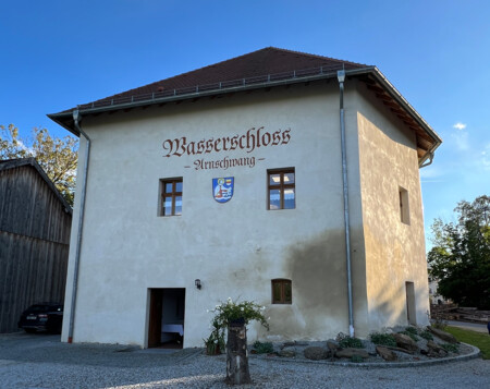 Denkmalpreis-Schild des Bezirks Oberpfalz an der Hauswand des Weismannstadels in Hemau