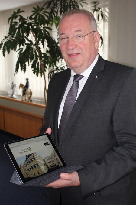 Bezirkstagspräsident Franz Löffler zeigt auf dem Tablet die neue Homepage des Bezirks