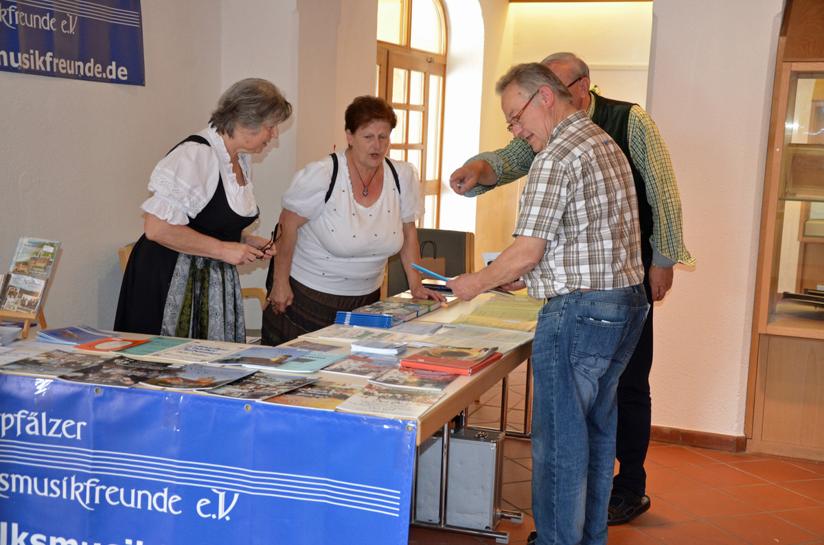 Beratung am Informationsstand