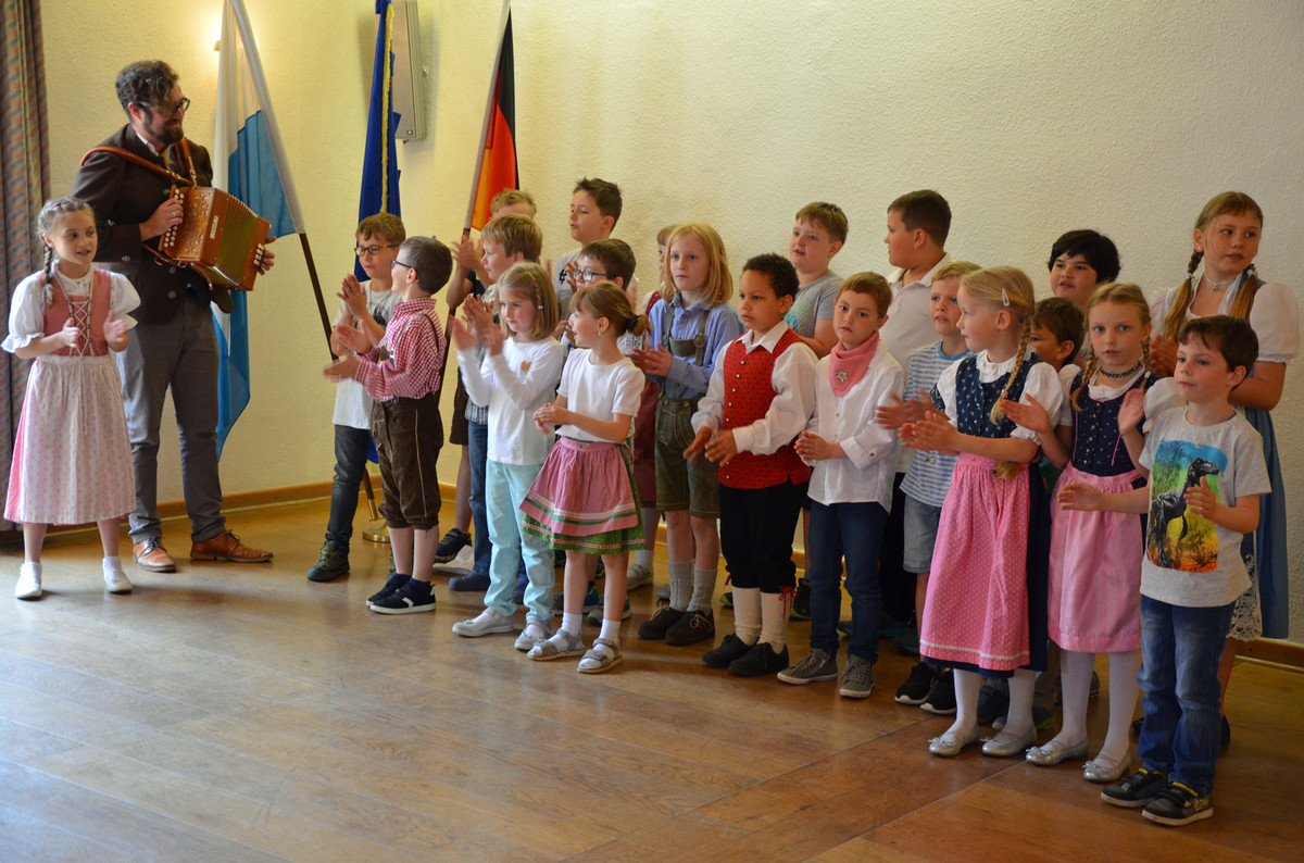 Eine Kindergartengruppe singt bei der Eröffnung