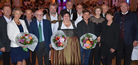 Bezirkstagspräsident Franz Löffler mit den Preisträgern.