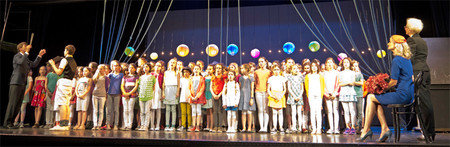 Aufführung einer Kinder-Theatergruppe