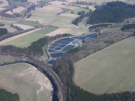Luftbild vom Teichwirtschaftlichen Beispielsbetrieb Wöllershof.