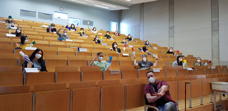 Viele Schüler in einem Hörsaal.