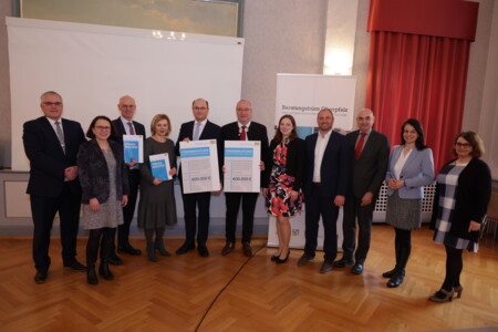 Gruppenbild eines Treffens von Industrie, Hochschule und Beratungsbüro Oberpfalz mit Bezirkstagspräsident Löffler
