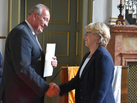 Bezirkstagspräsident Franz Löffler gratuliert Ilse Danziger zur Auszeichnung