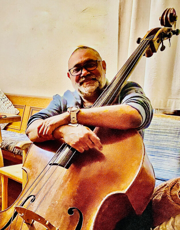 Mann mit Kontrabass