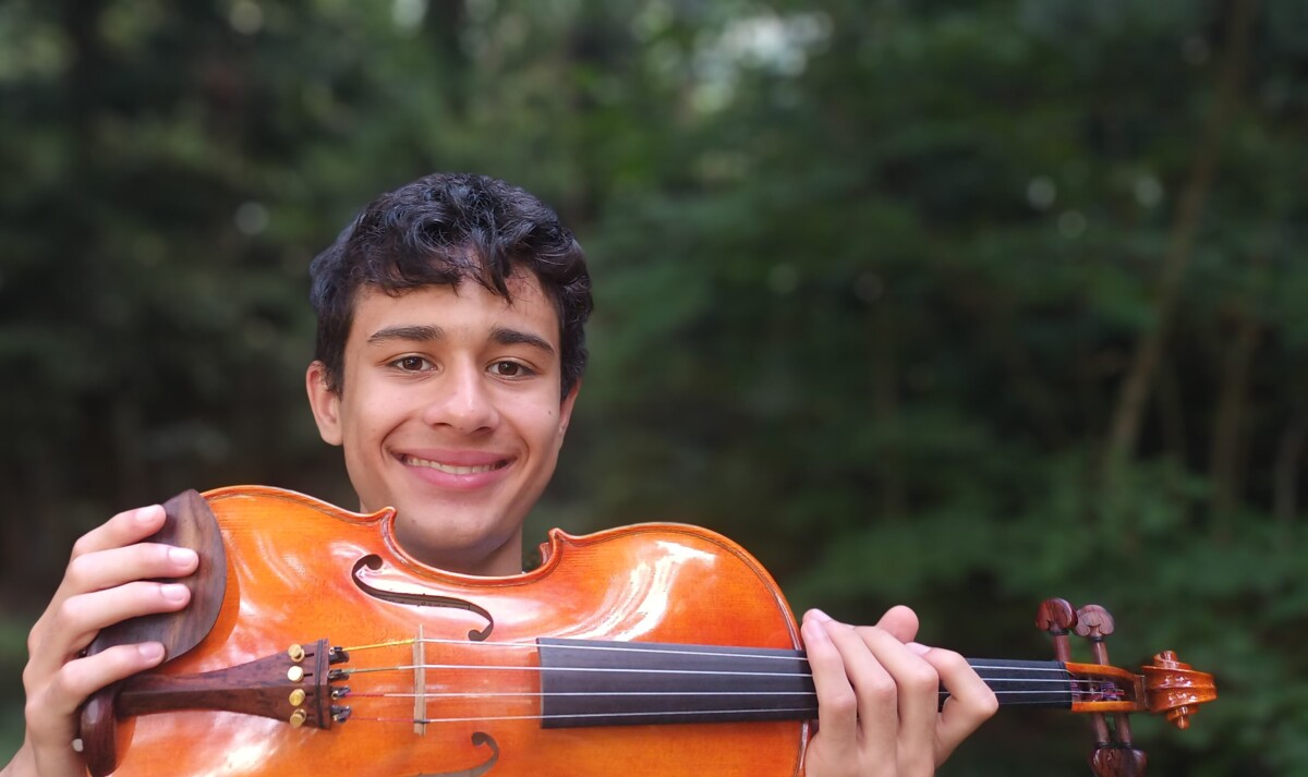 Jugendlicher mit Geige