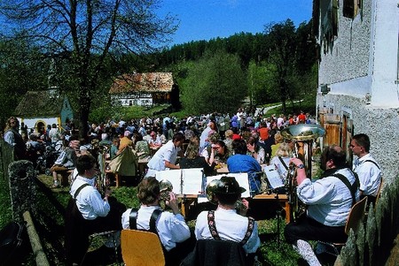 Eine Blasmusikgruppe spielt im Wirtshaus Unterbürg des Oberpfälzer Freilandmuseums Neusath-Perschen