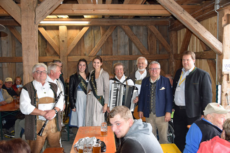 Gruppenfoto Zoigl-Volksmusikgruppe, Bezirksrat und Bezirksheimatpfleger 