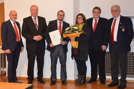 Bezirkstagspräsident Löffler mit dem Preisträger BRK Kreisverband Cham