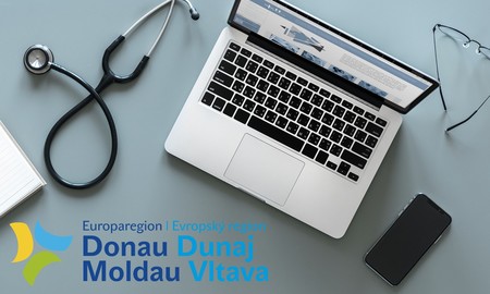 Ein Computer und ein Stetoskop verweisen auf den virtuellen Gesundheitskongress.