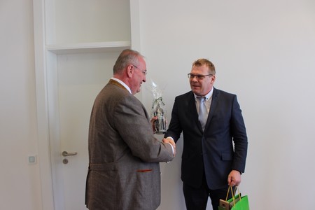 Bezirkstagspräsident Löffler begrüßt Gast aus Pilsen