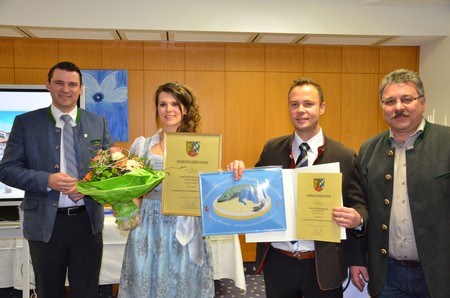Fischerei- und Umweltreferent Thomas Ebeling (links) und Hans Holler, Vorsitzender des Fischereiverbands Oberpfalz (rechts), gratulieren den Geschwistern Katharina und Thomas Auerbach.