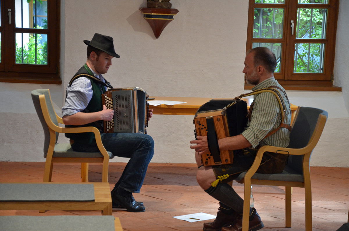 Zwei Musiker spielen Zwiefache auf dem Akkordeon